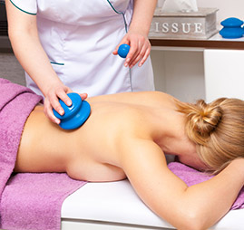 dieses Foto zeigt eine Frau, die eine Schhröpfmassage erhält